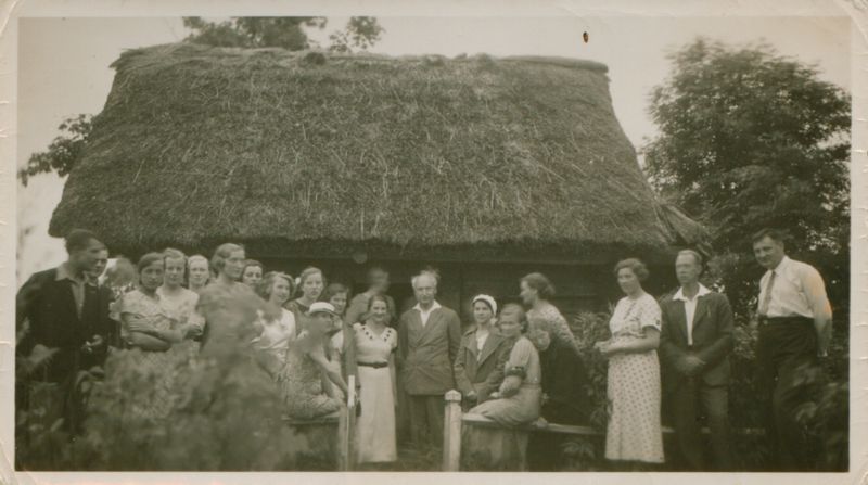 Su ekskursantais prie A. Baranausko klėtelės. MLLM 28376