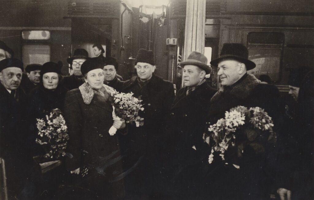Lietuvių literatūros ir meno dekados dalyviai traukinių stotyje. Maskva, 1954 m. MLLM 23989