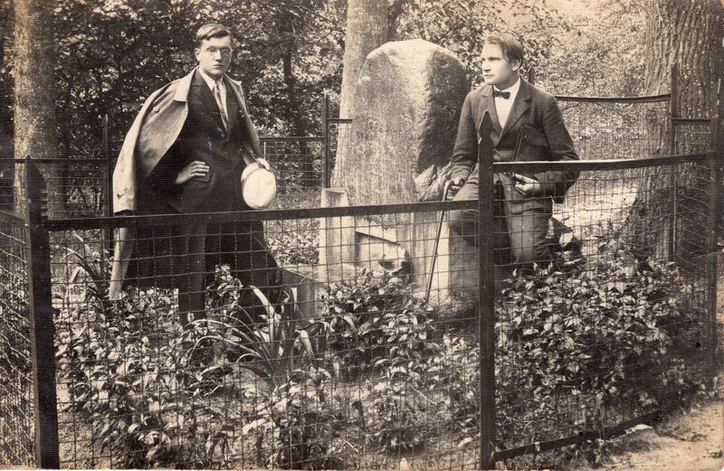 Rašytojo seserėnas Rapolas Šaltenis ir Benediktas Rutkūnas prie paminklo A. Mickevičiui Kaune. 1928 m. MLLM P 61140