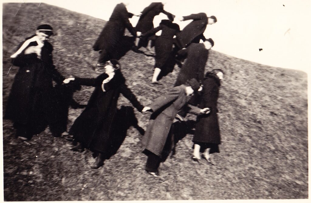 Č. Grincevičius su „Šatrijos“ nariais. 1938 m. MLLM 55383