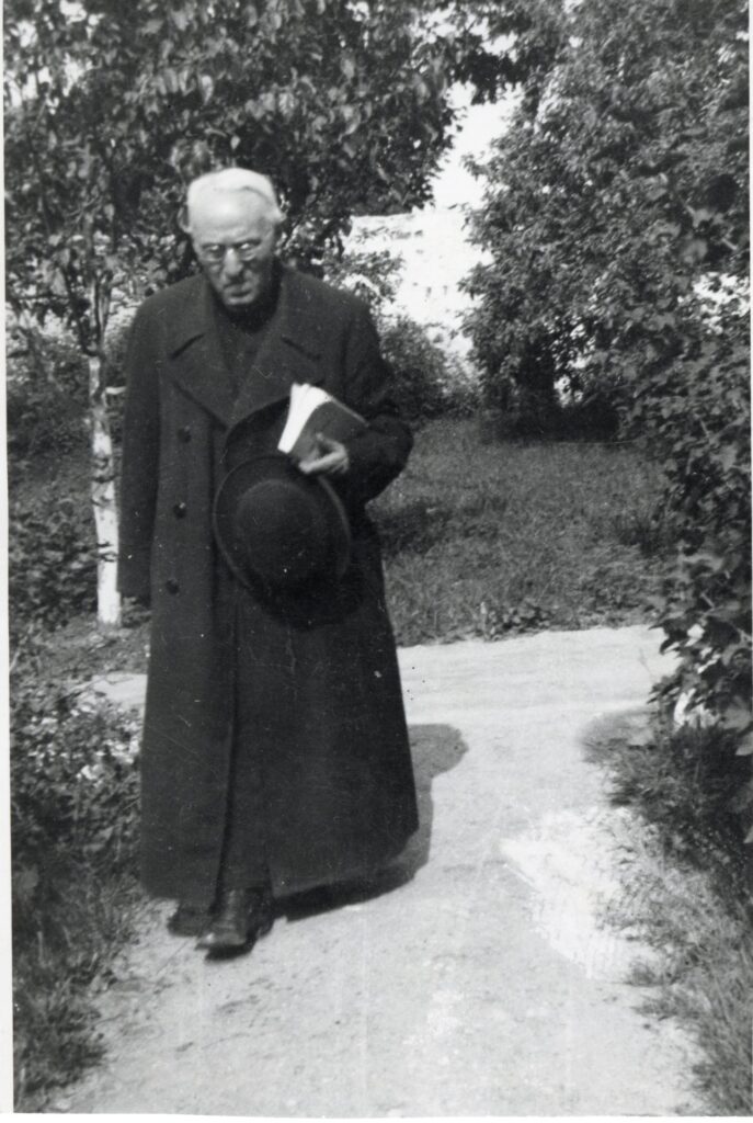 Kunigų seminarijos sode. Kaunas. 1936 m.