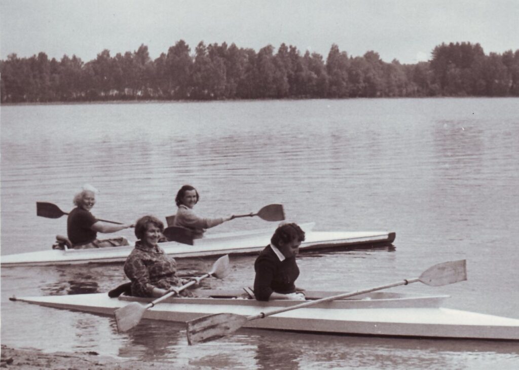 Atostogos Ščiuryje apie 1960 m. Iš kairės: M. Lukšienė ir E. Lebedienė; A. Liobytė ir V. Zaborskaitė. Iš V. Stonytės asmeninio archyvo