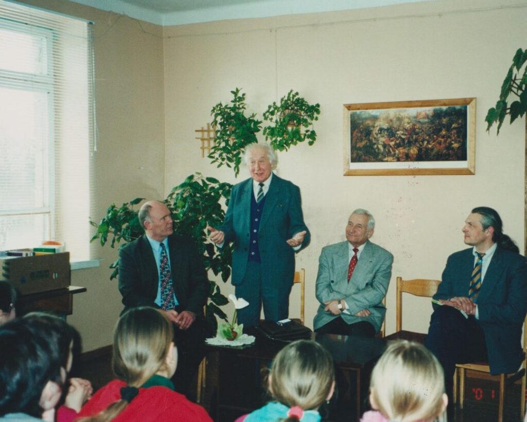 Iš kairės pirmas V. Sventickas, antras H. A. Čigriejus, trečias A. Šimkus, ketvirtas R. Abukevičius. Po J. Paukštelio premijos įteikimo ceremonijos Pakruojo rajone. 2001-03-02. MLLM 127792