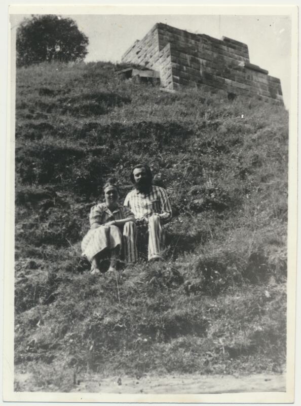 J. Grušas ir Pulcherija sėdi pievoje, ant kalnelio. Alytus, 1939 m. Fotografas nežinomas. JGM 2675