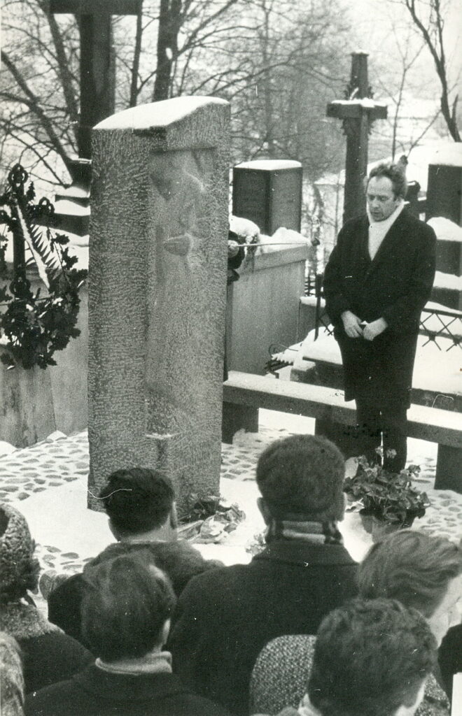 Atidengiant V. Mozūriūno paminklą Rasų kapinėse, Literatų kalnelyje. Kalba poetas Vacys Reimeris. Vilnius, 1967-12-15. Antkapis sukurtas 1967 m. (skulptorius Petras Deltuva, architektas Eugenijus Gūzas) – MLLM 18716