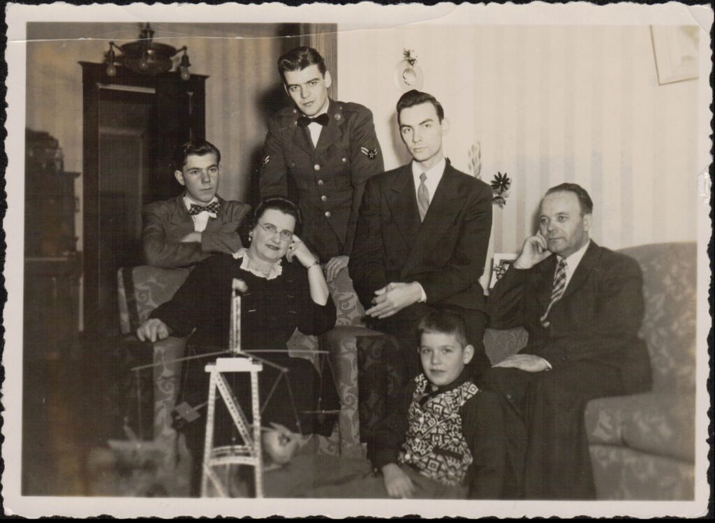 J. Jankus (dešinėje) su žmona ir vaikais JAV apie 1954–1956 m. MLLM 67866 / F2 13823