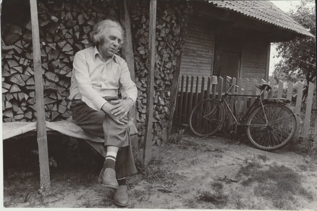 Gimtuosiuose Kuršėnuose, kurie vaikystėje atstojo visą pasaulį. Vėliau gimtojo namo nebeliko, jį pasiglemžė laikas. 1987 m. R. Rakausko nuotrauka