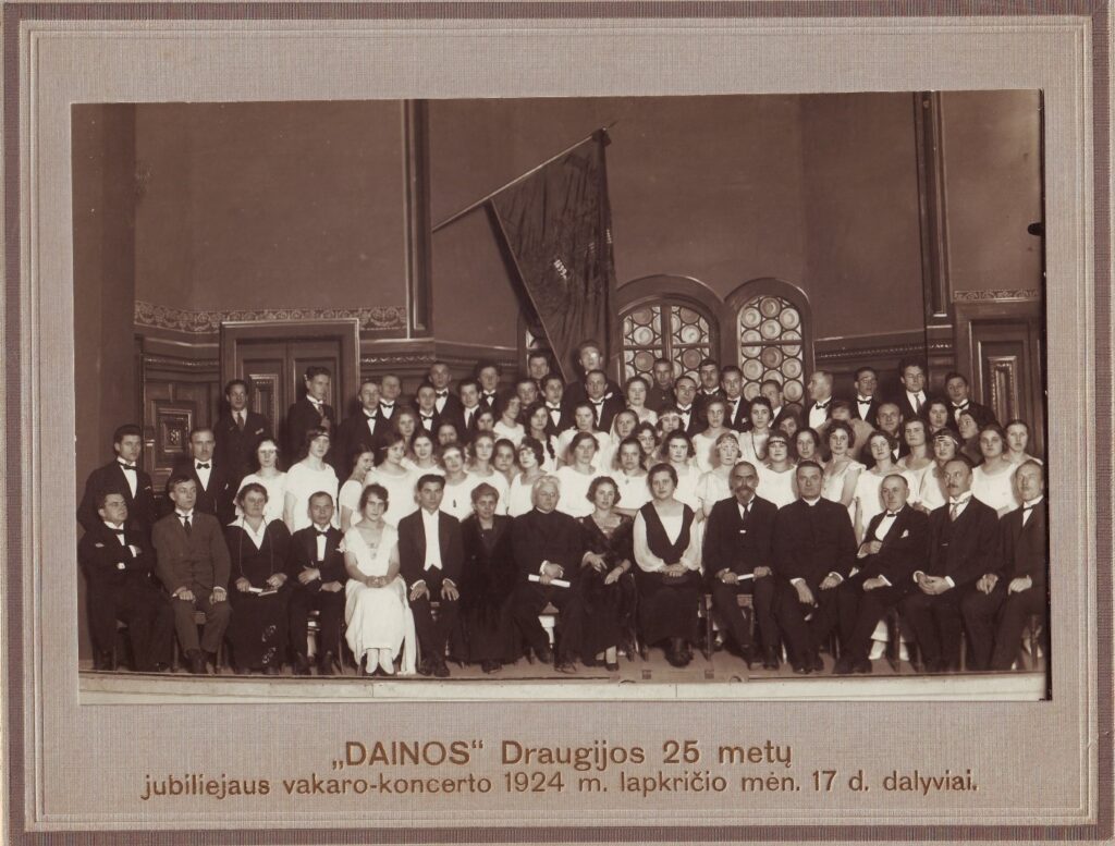 Vaižgantas „Dainos“ draugijos 25 metų jubiliejaus vakare-koncerte 1924 m. lapkričio 17 d. KMM PMM GEK 41