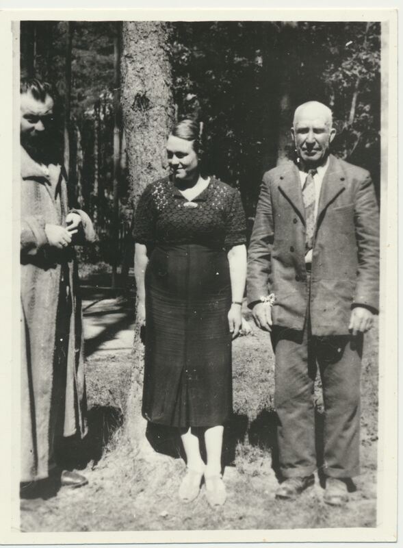 J. Grušas su žmona Pulcherija ir tėvu Antanu. Alytus, 1939 m. Fotografas nežinomas. JGM 2677