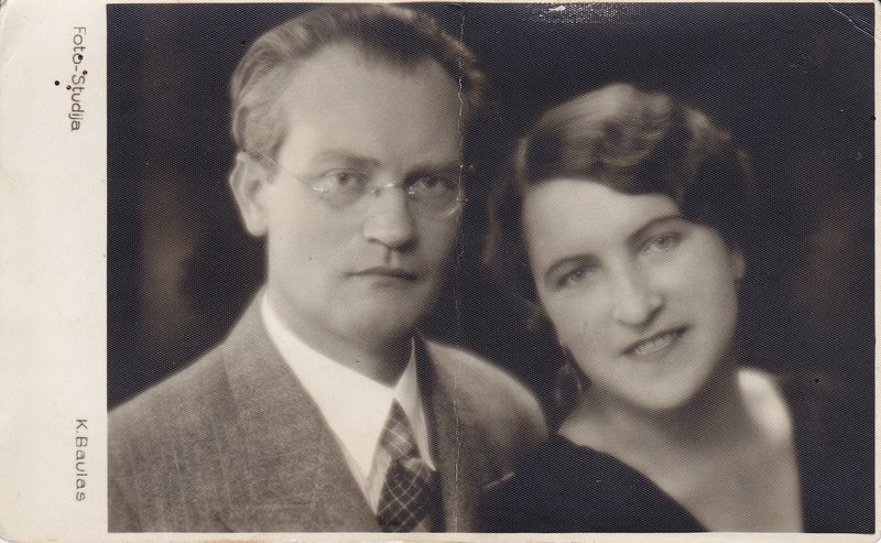 Su žmona Emilija Kvedaraite po vestuvių. 1935 m. K. Baulo nuotrauka. MLLM 41512
