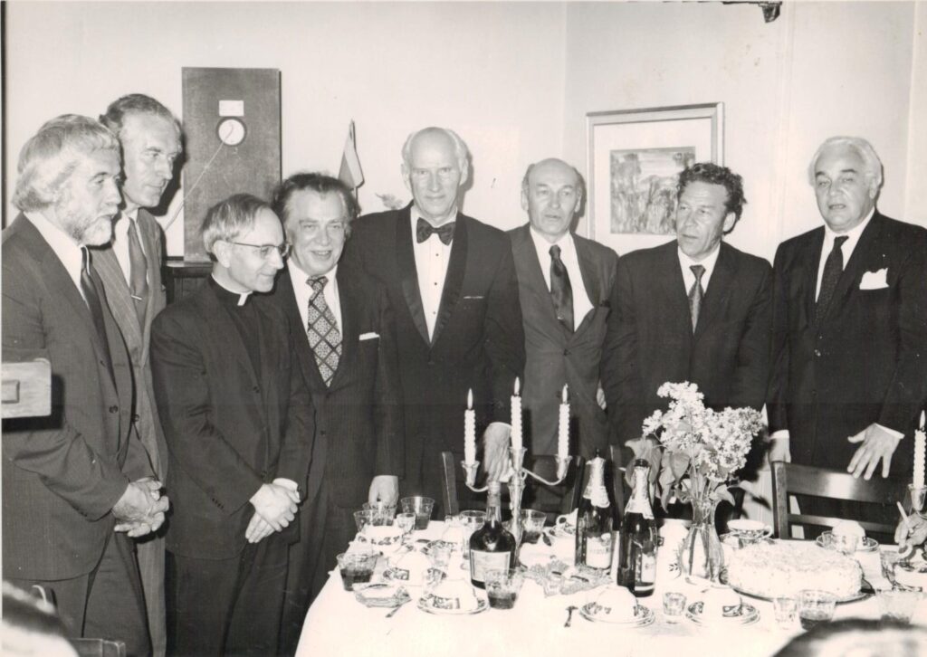 S. Santvaro 70-mečio šventė. Bostonas. 1972.05.27. Iš kairės: J. Kelečius, V. Valiukas, L. Andriekus, A. Gustaitis, S. Santvaras, A. Rimydis. H. Nagys, V. Marijošius. MLLM 32884