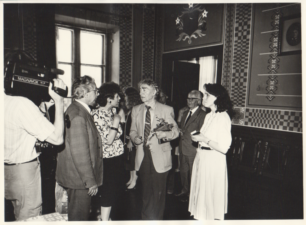 B. Brazdžionis Maironio lietuvių literatūros muziejuje. 1989 m. Iš kairės: L. Narbutas, A. Ruseckaitė, B. Brazdžionis, D. Kuizinienė