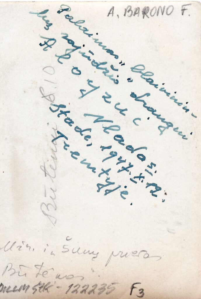 V. Būtėno dedikacija bičiuliui A. Baronui kitoje nuotraukos pusėje. Stade, 1947-10-12 MLLM 122235