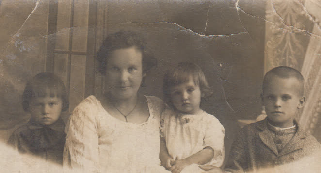 Marijonas, mama Marija, sesuo Regina, brolis Henrikas Krasauskai. Apie 1925/26 m.