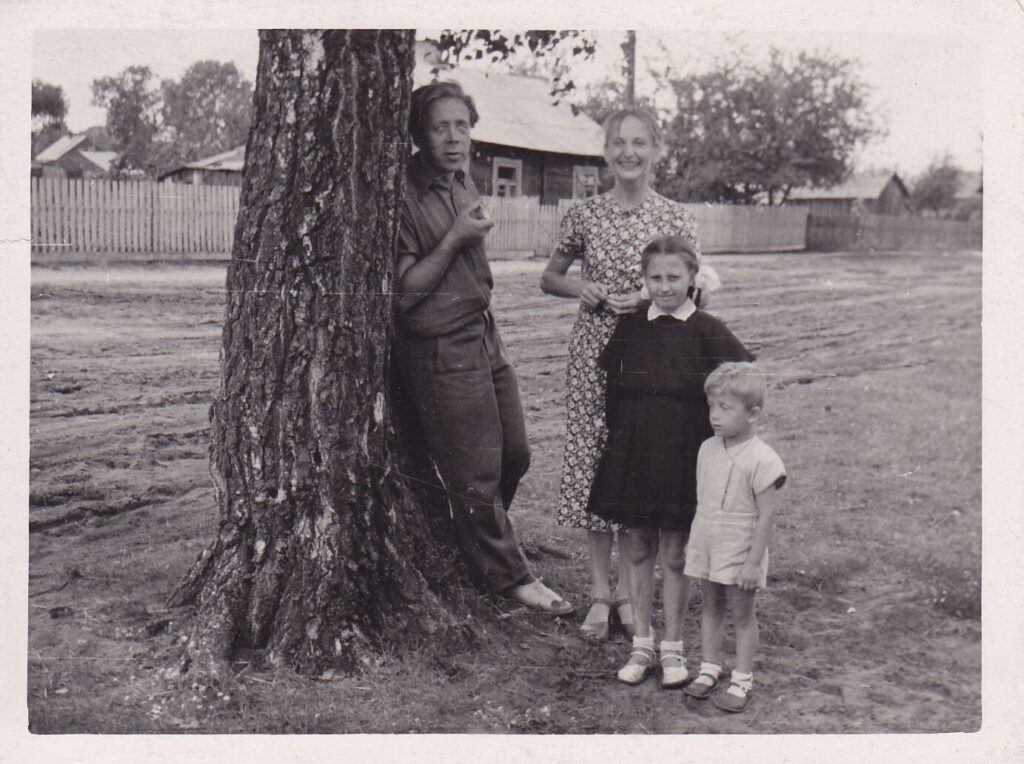 A. Jonynas su žmona Stase. Ankstyviausia poeto sūnaus Antano A. Jonyno nuotrauka. Alytus, 1957 m. MLLM 26668