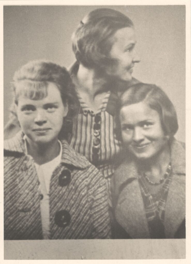 Studentiški metai. Iš kairės M. M. Mykolaitytė, O. Kmitaitė ir S. Nėris. Kaunas. 1934 m. SNMM P937