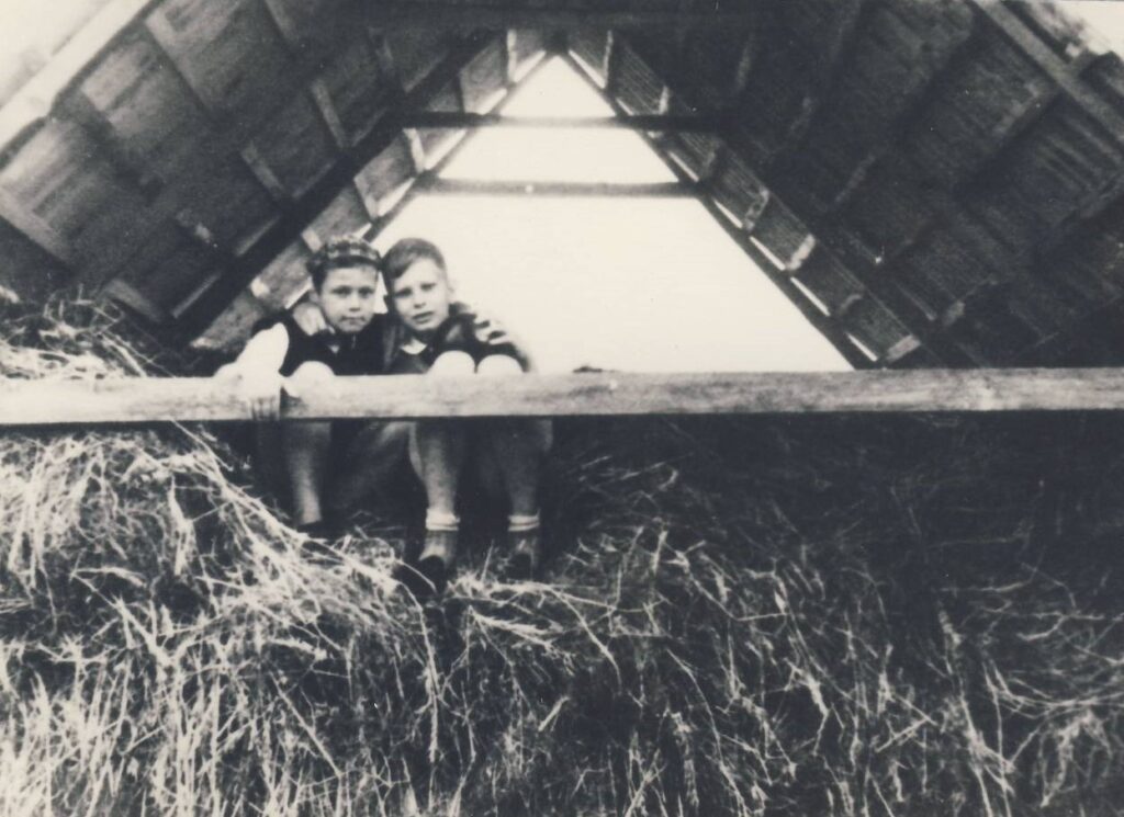 Tomas Venclova su pusbroliu Andriumi Cvirka. Palanga, apie 1950 m. MLLM P6790