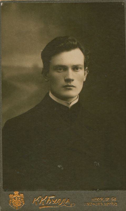 V. Mykolaitis – Peterburgo dvasinėje akademijoje. Peterburgas, 1915 m. Karlo Bulos nuotrauka. MLLM 64610