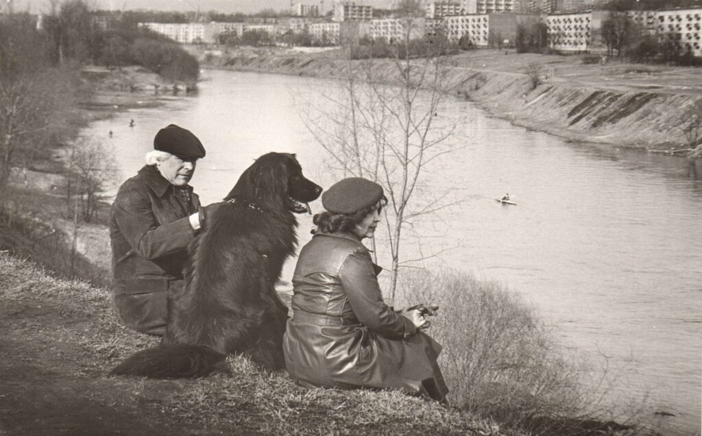 Ant Neries kranto su žmona Irena ir Bardu. Vilnius, 1982 m. kovas. A. Žižiūno nuotrauka. MLLM 76018