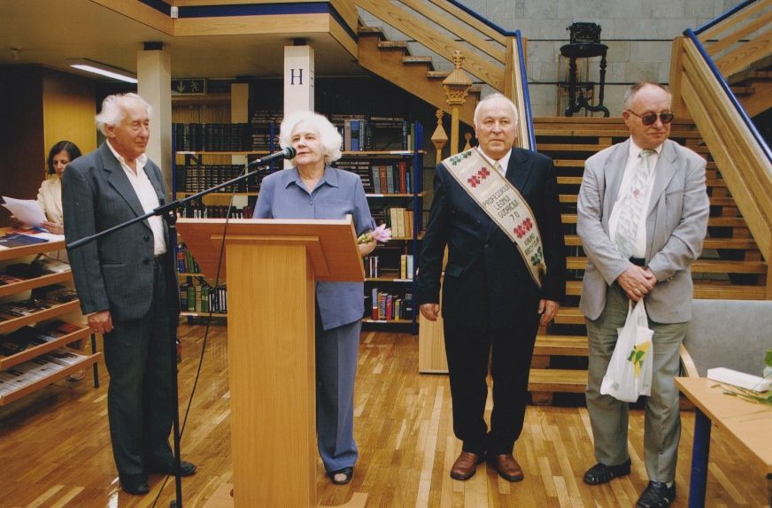 Iš kairės pirma D. Kuizinienė, antras H. A. Čigriejus, trečia E. Bukelienė, ketvirtas L. Gudaitis, penktas V. Girdzijauskas. L. Gudaičio 70 metų jubiliejaus minėjimas VDU. 2005 m. Z. Baltrušio nuotrauka. MLLM 108836