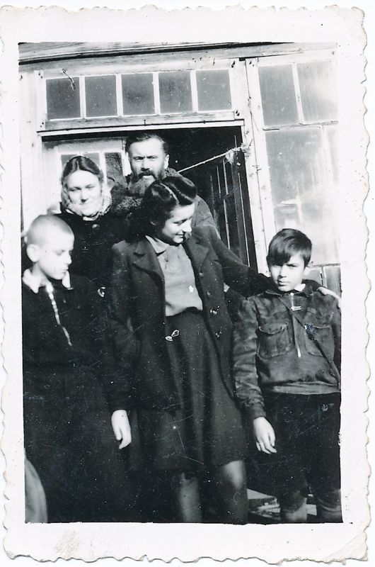 J. Grušas su žmona Pulcherija ir vaikais Vytautu, Algimanta Marija ir Sauliumi Grušienės tėviškėje Joniškyje. Joniškis, 1948 m. Fotografas nežinomas. JGM 2615