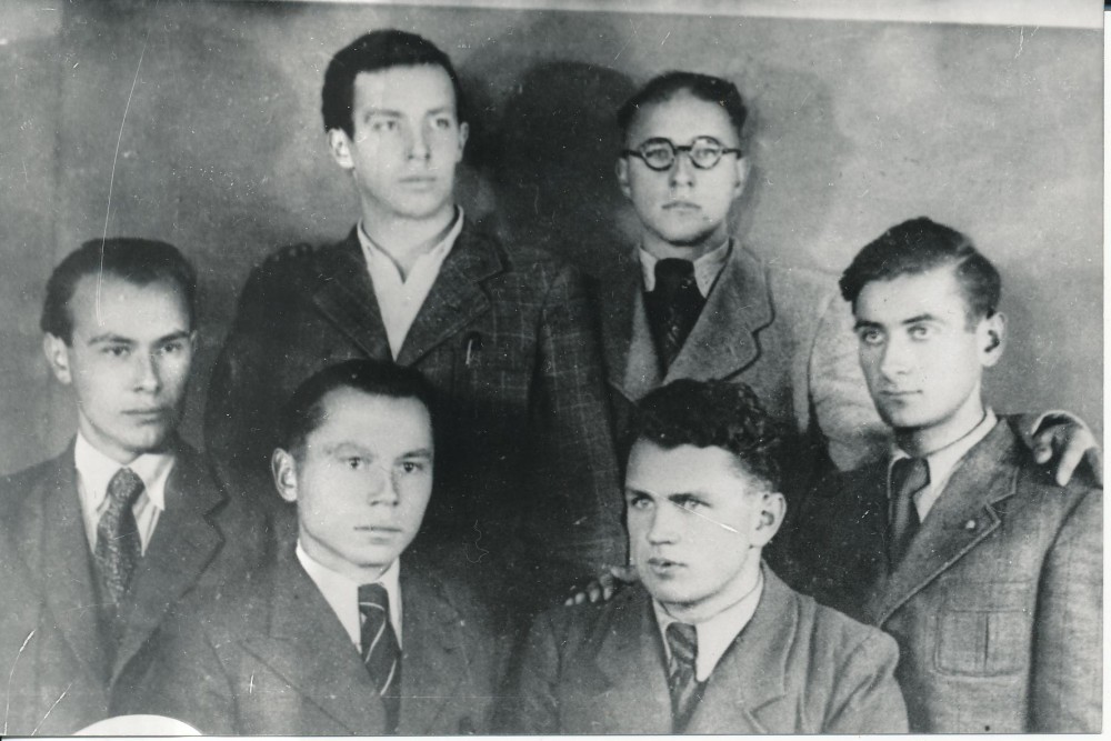 Vytauto Didžiojo universiteto „Šatrijos“ draugijos literatai. 1942 m., Vilnius. Pirmoje eilėje – P. Jurkus, K. Bradūnas, M. Indriliūnas, V. Mačernis. Antroje eilėje – E. Matuzevičius ir B. Krivickas