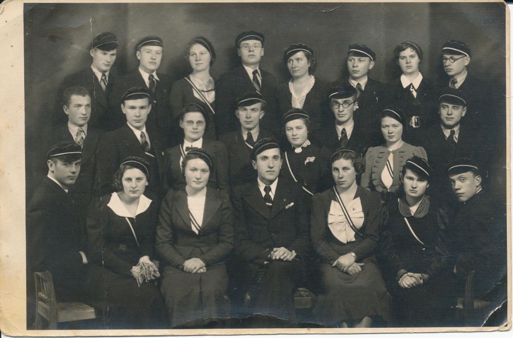 Studentų ateitininkų meno draugijos „Šatrija“ nariai. Kaunas. Apie 1939 m. K. Bradūnas stovi trečioje eilėje antras iš dešinės; antroje eilėje trečias iš karės – P. Jurkus; pirmoje eilėje – centre sėdi Č. Grincevičius