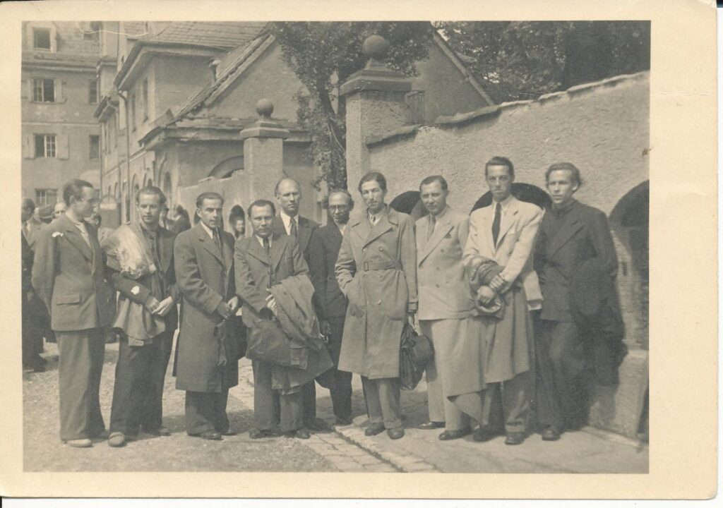Leidyklos „Patria“ savininkas J. Lenktaitis ir jo išleistų knygų autoriai lietuvių rašytojų suvažiavimo metu. Augsburgas. 1947 07 11–12. P. Osmolskis, A. Nyka-Niliūnas, B. Gražulis, K. Bradūnas, S. Santvaras, B. Brazdžionis, J. Lenktaitis, V. Ramonas, A. Škėma, H. Nagys