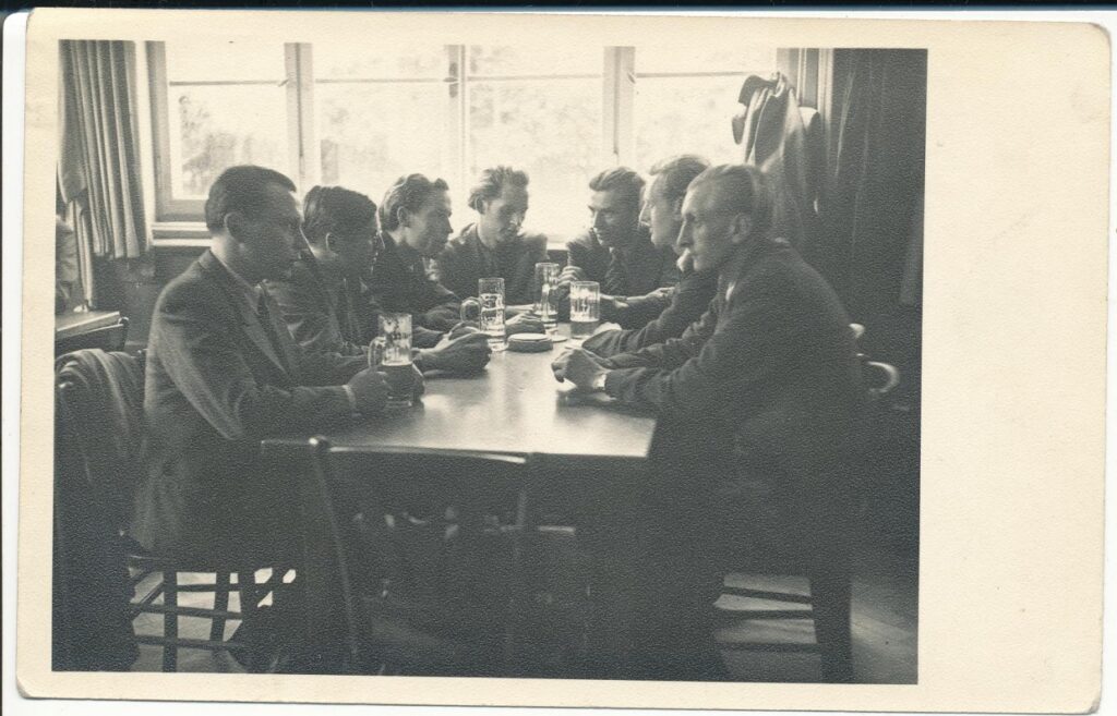 Rašytojų jaunesnioji karta LRDT suvažiavimo pertraukos metu. Augsburgas. 1947 07 11–12. K. Bradūnas, J. Girnius, H. Nagys, A. Nyka-Niliūnas, dailininkas V. Petravičius, J. Kaupas, M. Bavarskas. Don Šulaičio nuotrauka