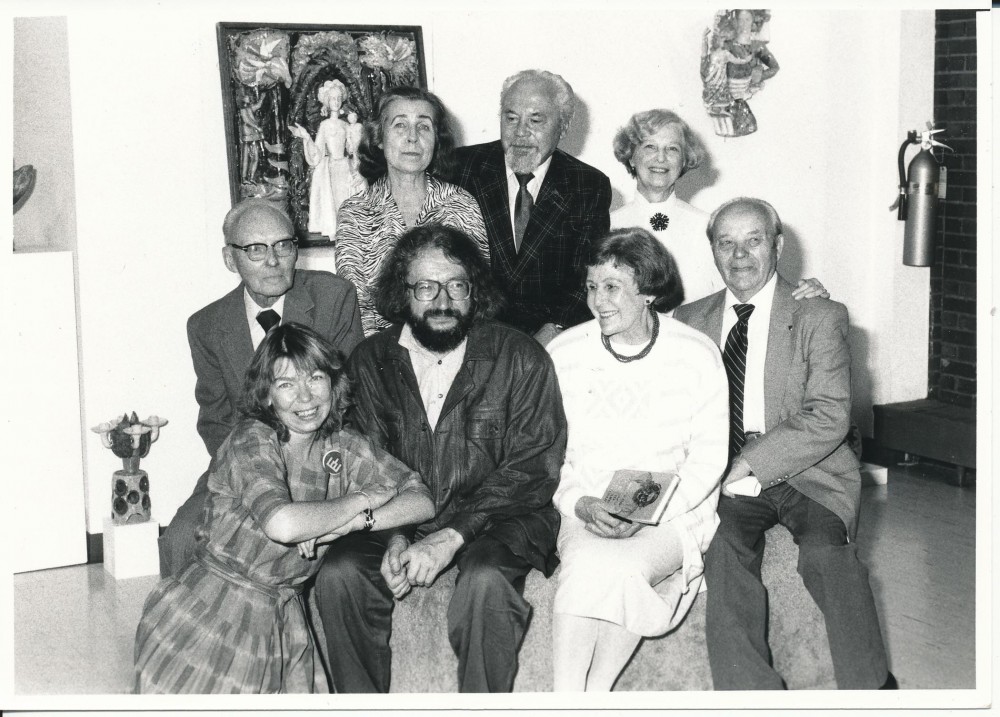 Išeivijos rašytojai su svečiu iš Lietuvos, poetu S. Geda M. K. Čiurlionio galerijoje, Čikagoje. 1988 09 16. Pirmoje eilėje – E. Juodvalkė, S. Geda, J. Švabaitė-Gylienė, J. Jankus; antroje eilėje – A. Šešplaukis-Tyruolis, Liūnė Sutema, K. Bradūnas, N. Jankutė-Užubalienė