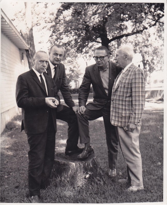 Santaros-Šviesos federacijos suvažiavime Tabor Farmoje (Mičigano valstija) 1965 m. A. J. Greimas; „Dirvos“ redaktorius V. Gedgaudas; žurnalistas, rašytojas B. Raila; Tabor Farmos savininkas J. Bačiūnas