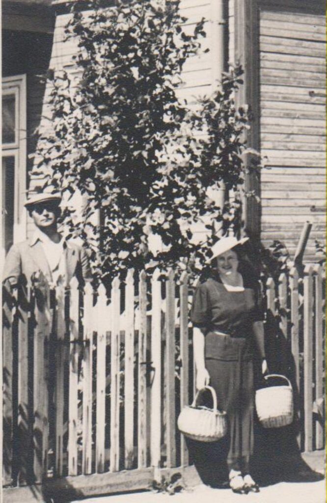 B. Sruoga ir V. Daugirdaitė-Sruogienė prie Žemuogių g. namo nr. 4 a., kuriame gyveno 1927–1938 m. Kaunas, apie 1935