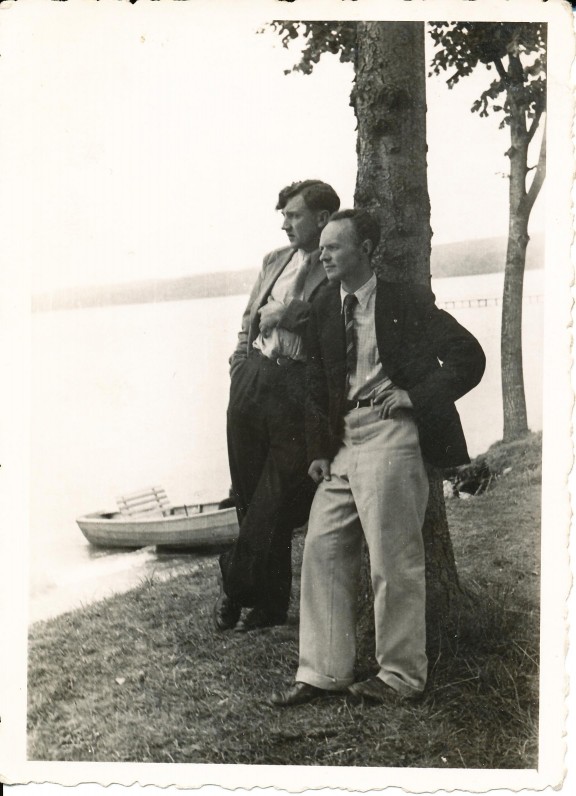 Su S. Selėnu. Hanau. 1947 m. Įrašas: „Visų skersvėjų „Irklo kotų“ ir kitų linksmų nusidavimų didžiausias talkininkas A. A. Stonys Selėnas prie ežero 1947 m. / Sudžiūsim iš meilės kaip šienas / Kaip liepto atplyšusios lentos / Ir liks tik „Irklo kotas“ vienas / Ant Stanbergo ežero kranto“