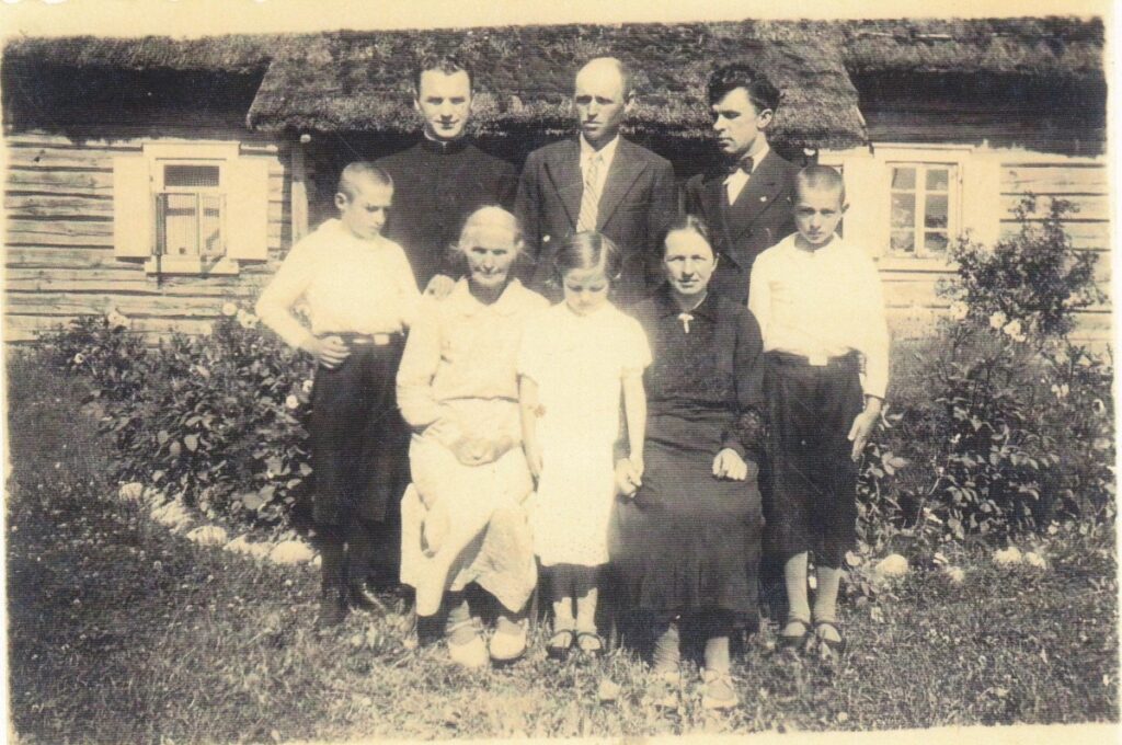 Svečiuose pas seserį Uršulę su jos šeima. Apie 1930 m.