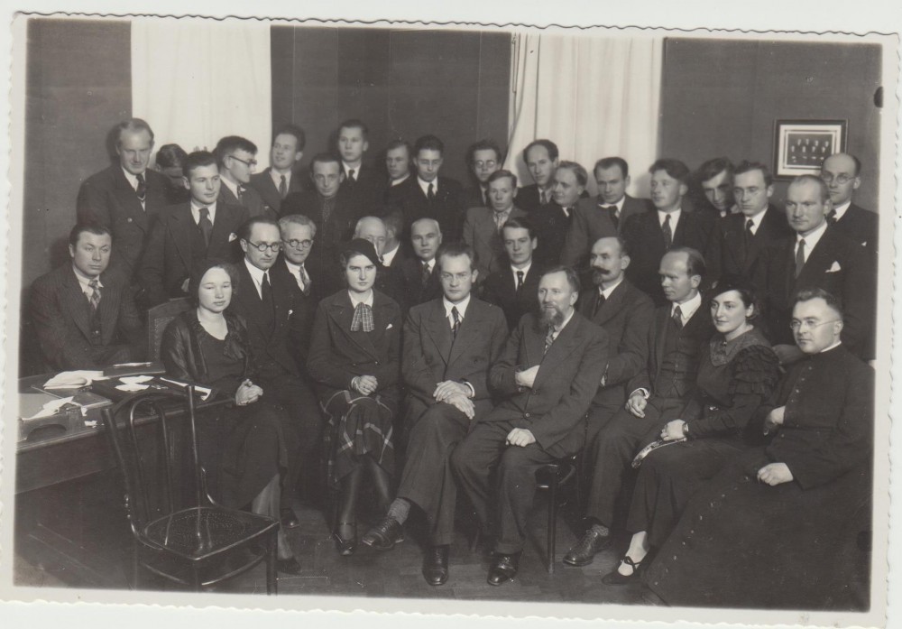 Lietuvių rašytojų draugija. Kaunas. 1935 m. Pirmoje eilėje iš kairės sėdi – N. Mazalaitė, G. Tulauskaitė, V. Mykolaitis-Putinas, L. Gira; antroje eilėje – J. Grušas, V. Alantas, K. Vairas-Račkauskas, A. Vienuolis-Žukauskas, K. Puida, K. Binkis, A. Lastas, I. Jurkūnas-Šeinius, E. Žalinkevičaitė-Petrauskienė, S. Būdavas