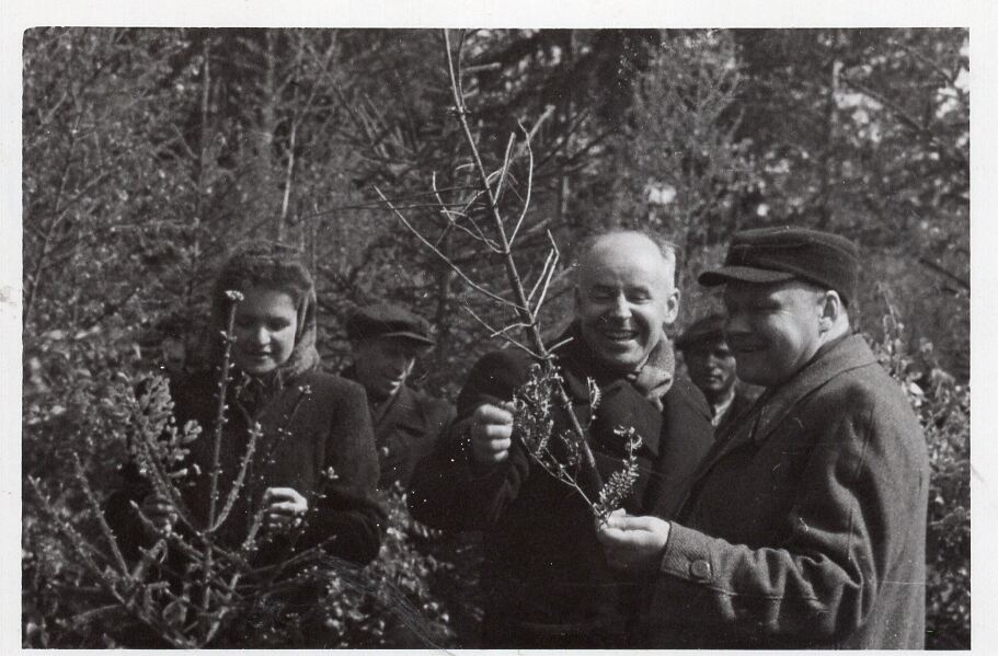 Kazys Jankauskas su leidyklos bendradarbiais. Apie 1950 m. Fotografas nežinomas. MLLM 20215