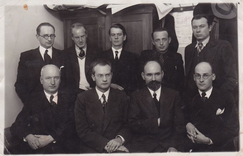 Lietuvių rašytojų draugijos valdyba. Sėdi: A. Vienuolis, V. Mykolaitis-Putinas, A. Lastas, A. Rimydis. Stovi: V. Alantas, P. Babickas, K. Binkis, A. Miškinis, J. Grušas. 1936 m. MLLM 24343
