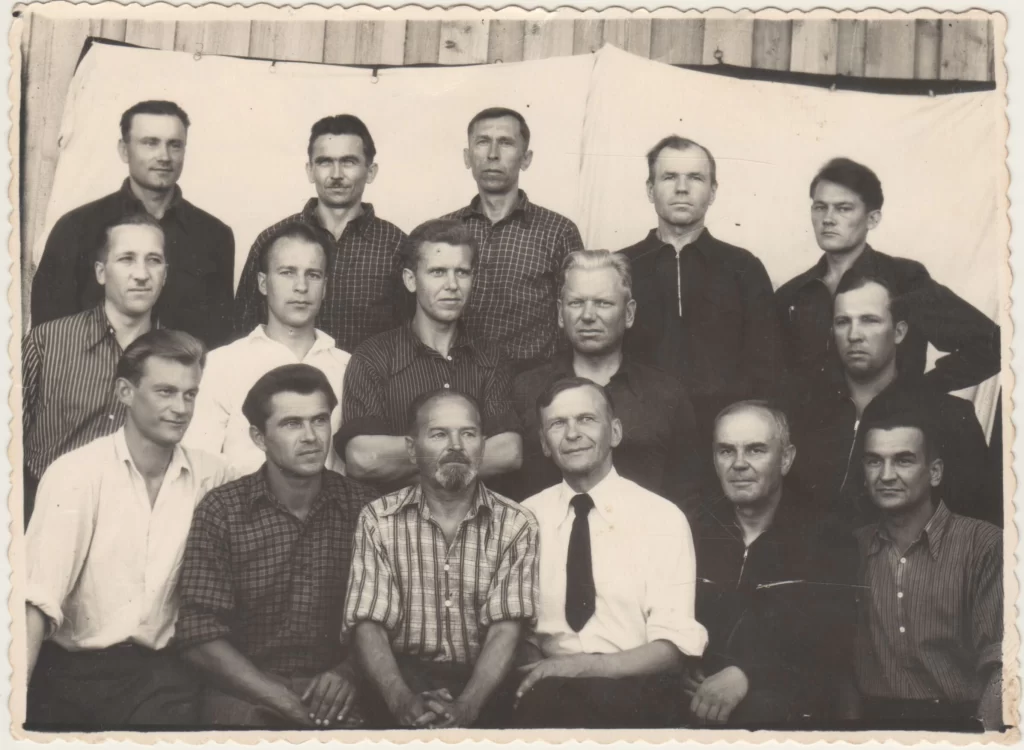 K. Inčiūra (1-oje eilėje 4-as iš kairės) tremtyje su likimo draugais. Rusija, 1955-07-31. 
MLLM 38478