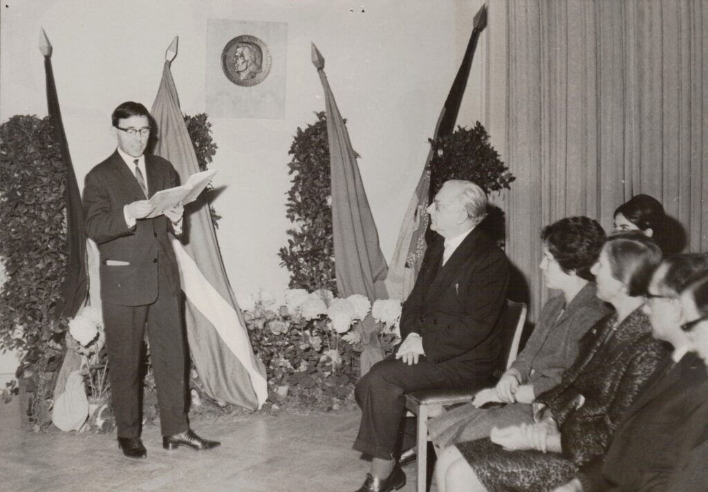 K. Donelaičiui skirta popietė. Kalba L. Stepanauskas. Pirmas iš kairės sėdi V. Falkenhanas. Berlynas, 1964 m. MLLM P8309