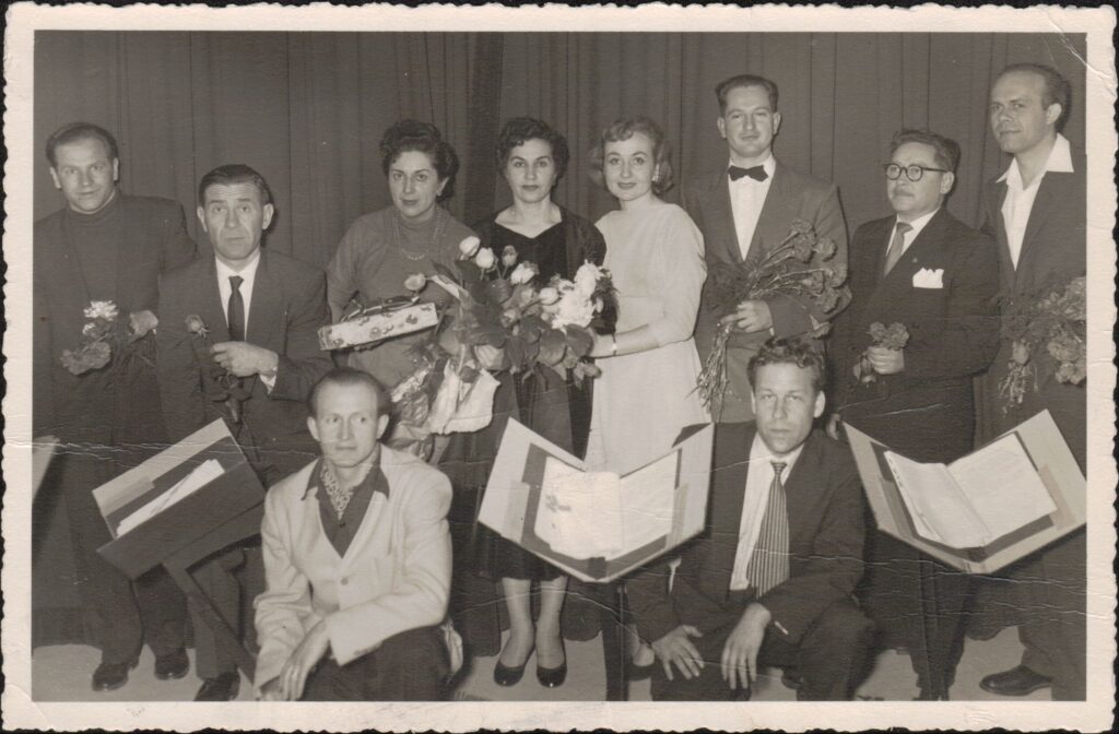 Su monrealiečių grupe po plokštelės „Baltaragio malūno“ įrašo. MLLM84185