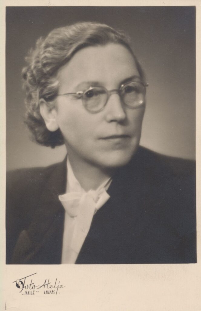 I. Simonaitytė. Kaunas, fotoateljė „Dailė“, apie 1956 m. MLLM 29922