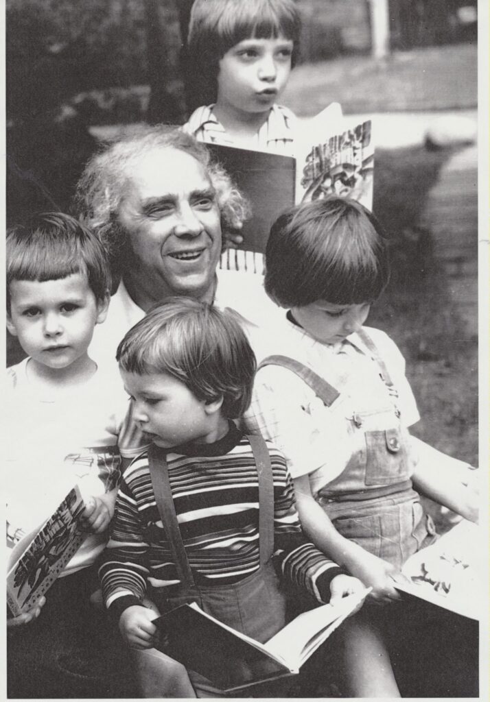 Su anūkais Gediminu, Kaziu, Kęstučiu ir Motiejumi. 1981 m. G. Kapočiaus nuotrauka