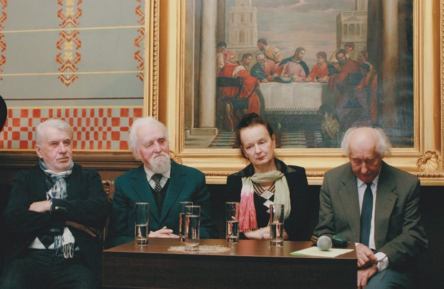 Iš kairės pirmas A. Bučys, antras J. Mikelinskas, trečia J. Sprindytė, ketvirtas H. A. Čigriejus. J. Mikelinsko kūrybos vakaras Maironio lietuvių literatūros muziejuje. 2012-10-18. Z. Baltrušio nuotrauka. MLLM 118620