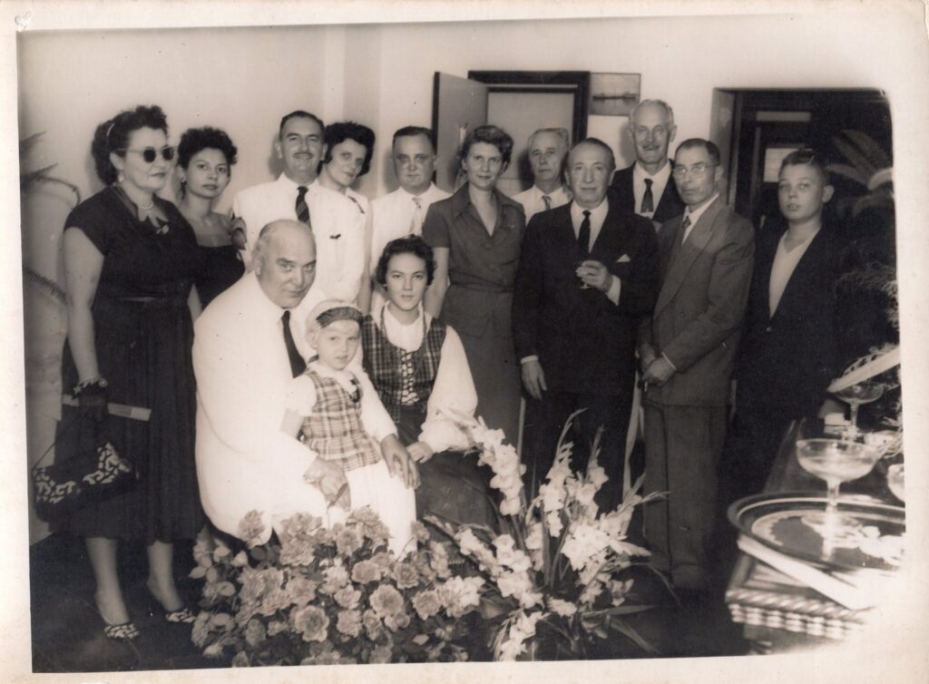 Iš kairės pirmas – F. Meieris, už jo pirmoji stovi – R. Portella-Audenis, iš dešinės trečias – P. Babickas. Rio de Žaneiras, apie 1950–1955 m. MLLM 54052