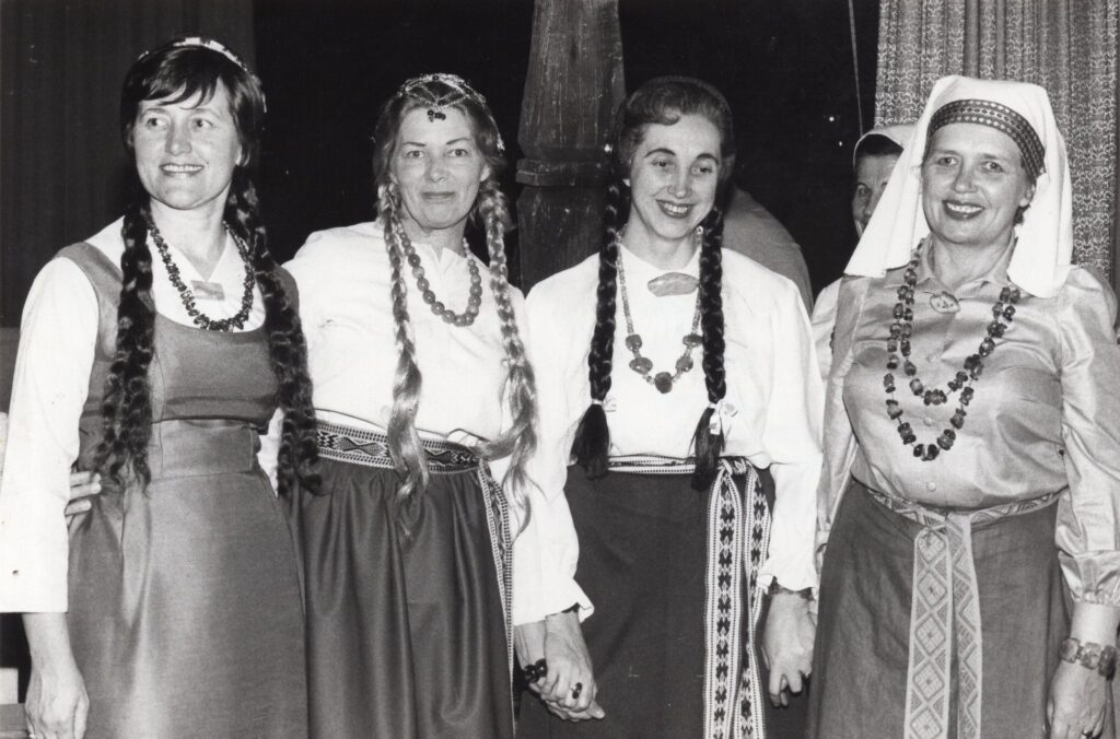Operetės ,,Pamario pasaka“ dalyvės. Iš kairės antra – D. Bindokienė. 1976 m. vasario 28 d. V. Noreikos nuotrauka. MLLM_138866