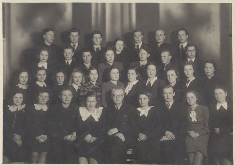 Profesorius V. Mykolaitis (sėdi centre) su Vilniaus universiteto lituanistais. Pirmoje eilėje antra iš dešinės sėdi Meilė Kudarauskaitė, trečioje eilėje ketvirta iš kairės – Janina Degutytė. 1953 04 06. MLLM 55342