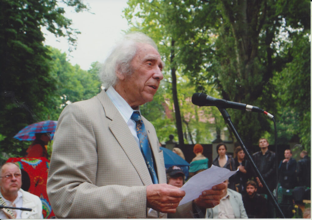 Iki žilos senatvės V. Reimeris išliko žvalus, šviesaus proto, net buvo pelnęs „seniausio poeto“ titulą. Poezijos pavasario renginio metu Maironio sodelyje, 2011 m. Z. Baltrušio nuotrauka