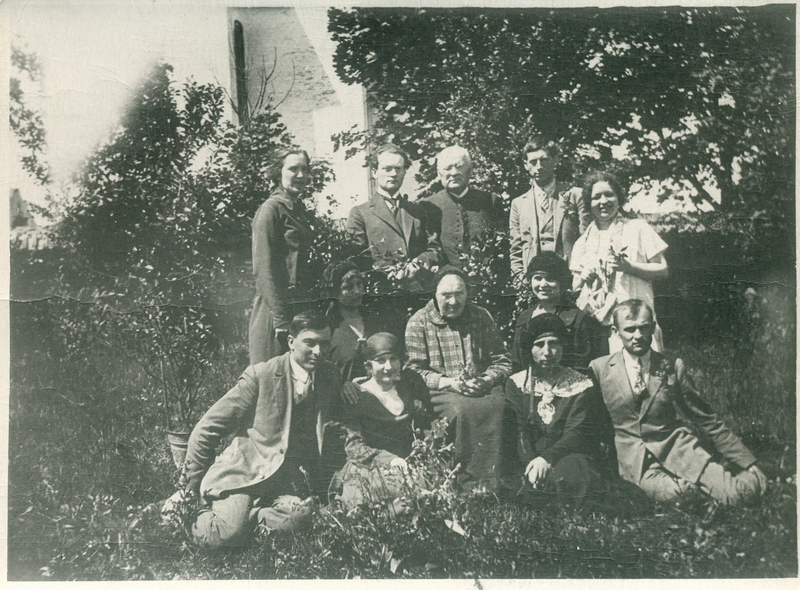 Juozas Grušas su studentais-literatais, „Šatrijos nariais ir profesoriumi Vincu Mykolaičiu svečiuose pas Kražių kleboną V. Tomaševičių. Kražiai, 1926 m. MLLM RMM ĮK 22746