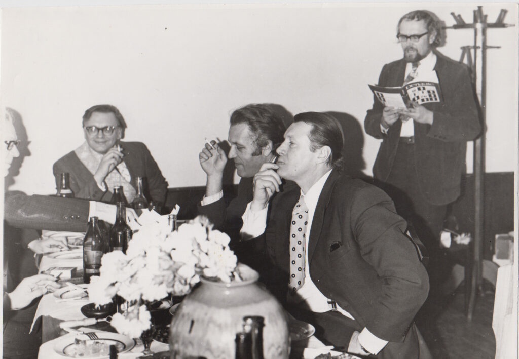 „Pergalės“ redaktoriaus išleistuvės. A. Baltakis, A. Maldonis, S. Krasauskas, M. Martinaitis. 1976 m.
