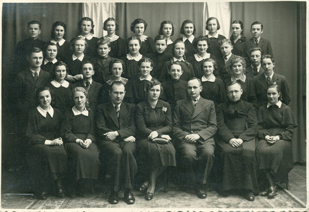 V. Mozūriūnas (3-ioje eilėje 1-as iš dešinės) su Kauno 3-ios gimnazijos mokiniais ir mokytojais. Kaunas, 1938–1939 m. – MLLM 23579